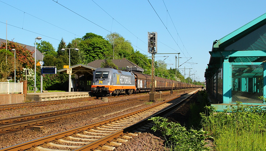 182 516-5/242.516  Ferdinand  mit dem fast täglichen 45684 rauscht hier durch den Schleswiger Bahnhof. 24.05.2012