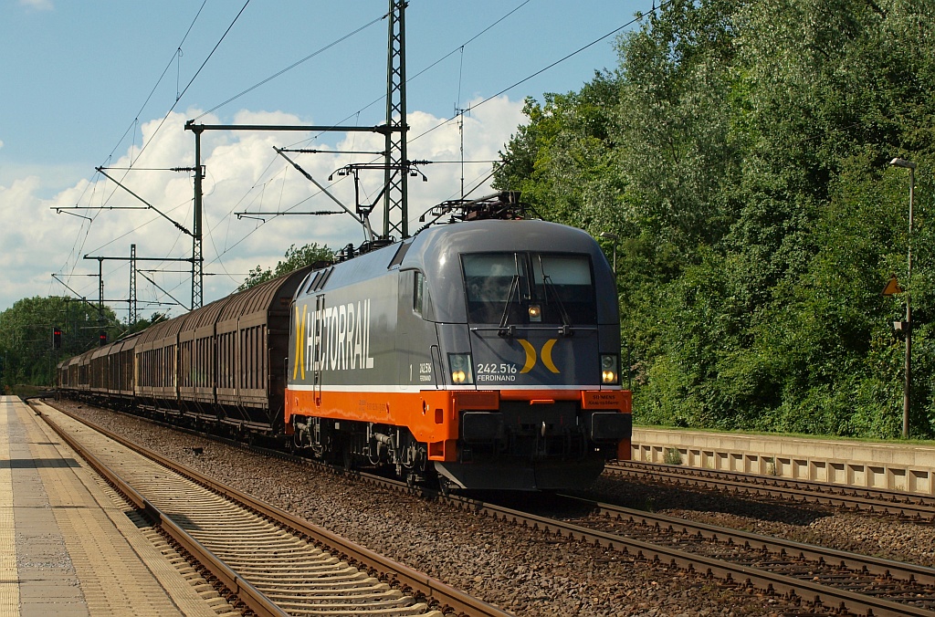 182 516-5/242.516 der Hectorrail fährt hier kurz nach seiner Umlackierung im neuen Farbkleid mit einem Papierzug durch Schleswig Richtung Hamburg. 09.06.2011