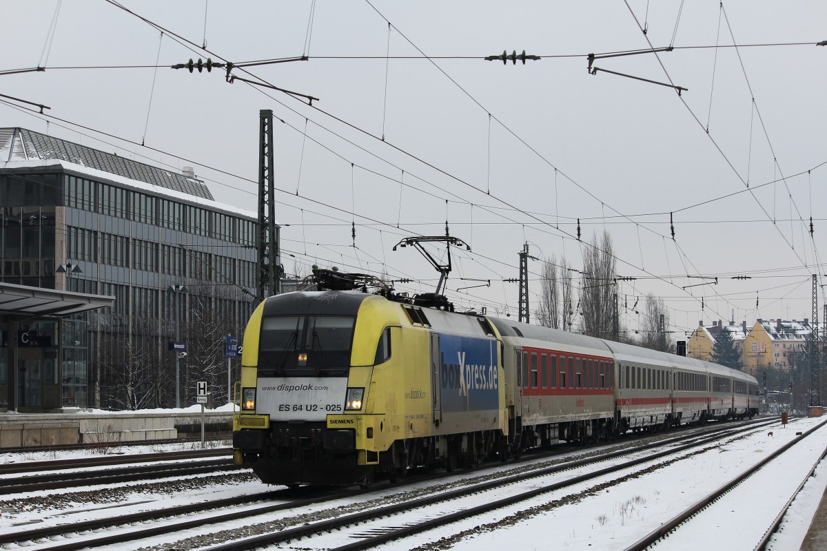 182 525-6 auf dem Weg zum Mnchner Hauptbahnhof am 27. Mrz 2013 in Mnchen-Heimeranplatz.