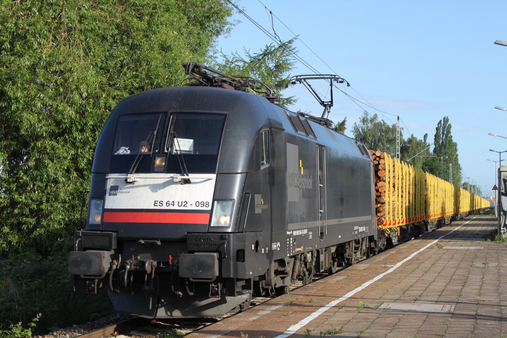 182 598-3 mit Holzzug von Rostock-Bramow nach Stendal-Niedergörne via Borstel Kr.Stendal bei der Durchfahrt am Morgen des 16.06.2017 im Haltepunkt Rostock-Holbeinplatz.