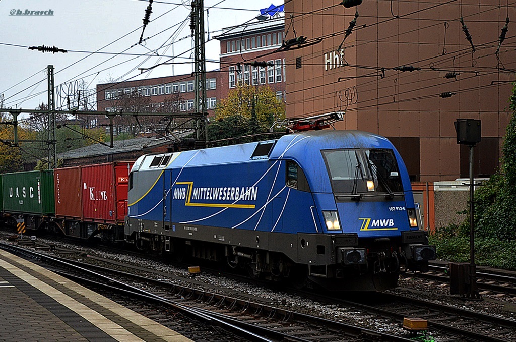 182 912-6 ist mit einen kastenzug durch hh-harburg gefahren,28.11.14