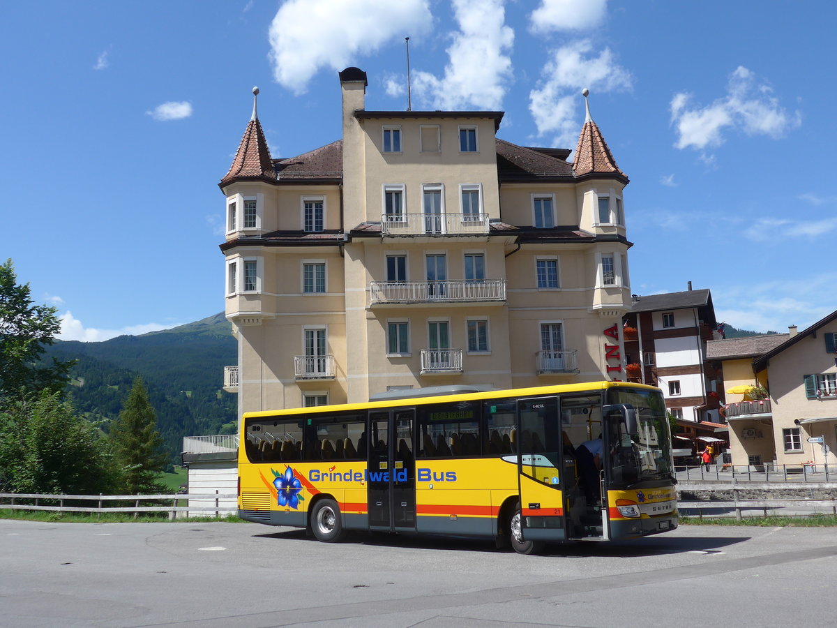 (182'352) - AVG Grindelwald - Nr. 21/BE 100'930 - Setra am 30. Juli 2017 beim Bahnhof Grindelwald