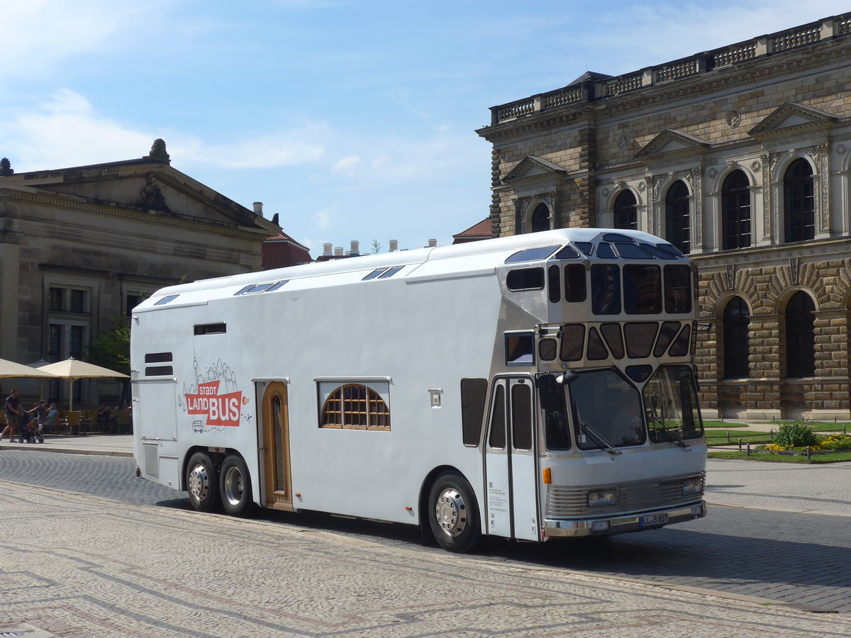 (182'878) - Roadyachting, Kaufering - LL-B 857 - Neoplan am 8. August 2017 in Dresden, Theaterplatz