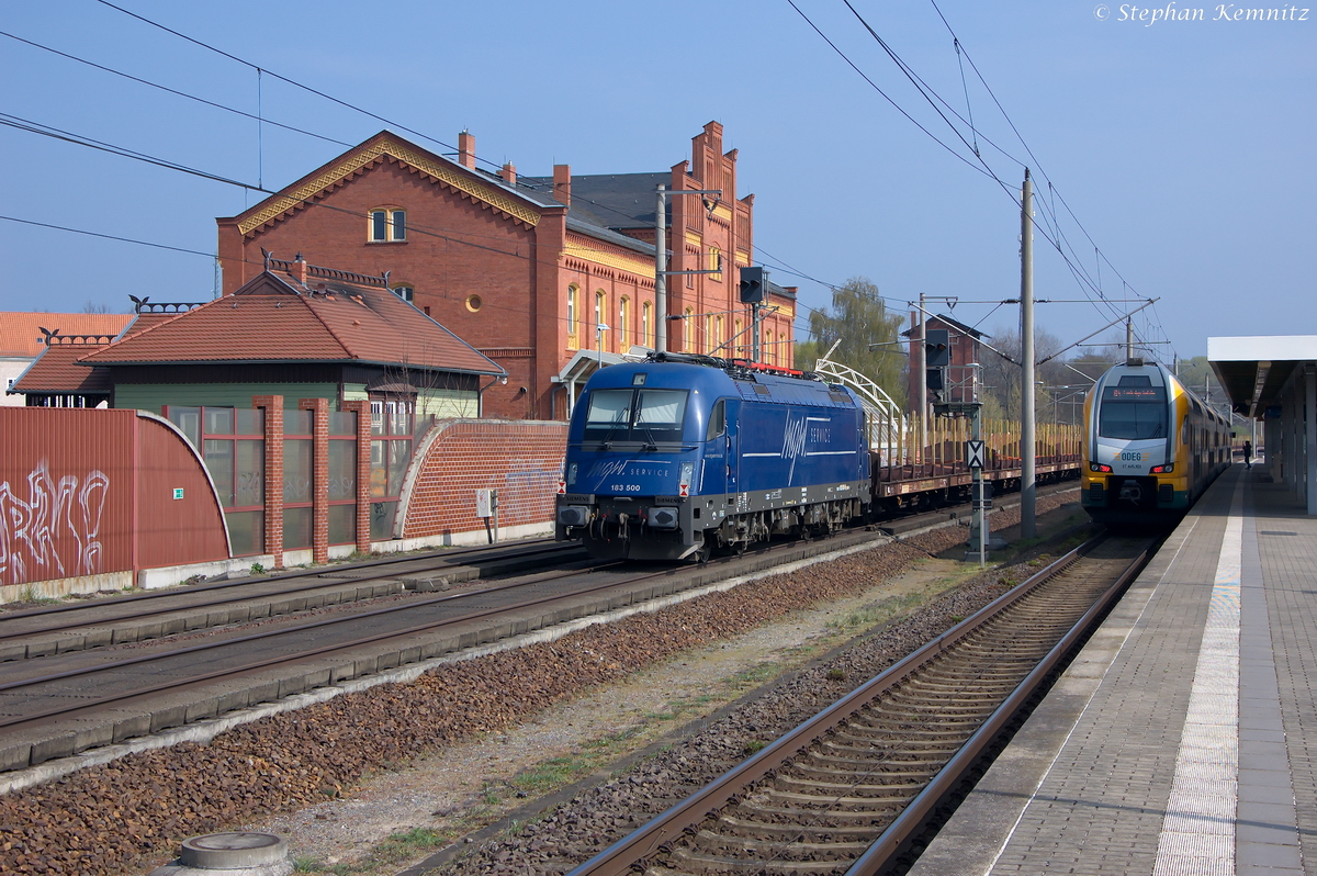 183 500-8 mgw Service GmbH & Co. KG für SETG - Salzburger Eisenbahn TransportLogistik GmbH hing am Zugende eines leeren Holzzug, der von der PRESS 145 023-6 gezogen wurde. Der Zug musste in Rathenow die Abfahrt des RE4 abwarten. 06.04.2014 