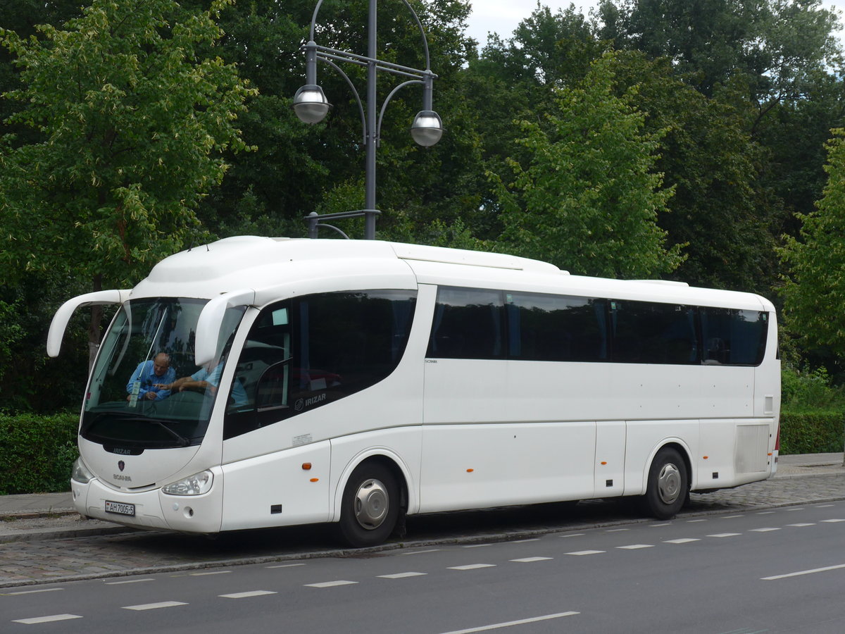 (183'272) - Aus Weissrussland: ??? - AH 7005-5 - Scania/Irizar am 10. August 2017 in Berlin, Brandenburger Tor