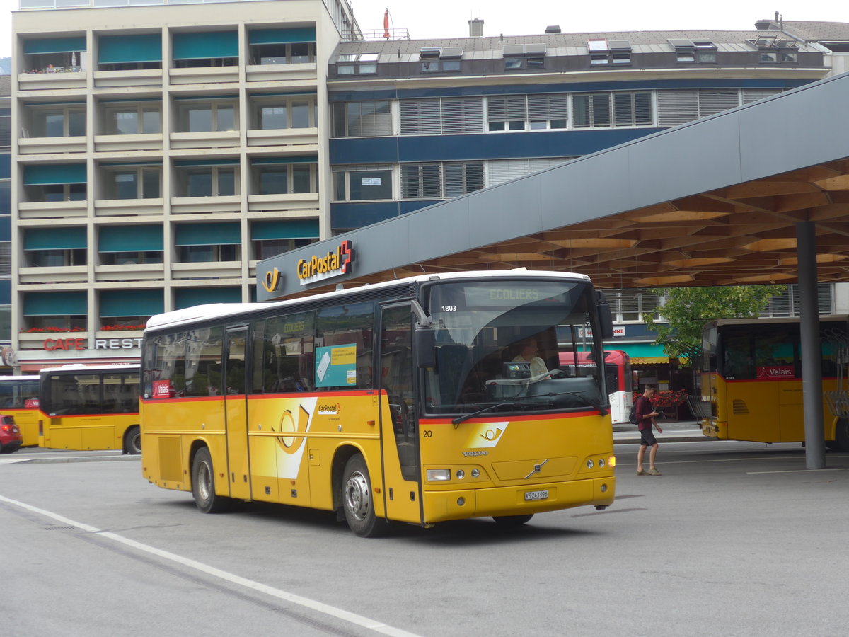 (184'054) - PostAuto Wallis - Nr. 20/VS 243'996 - Volvo (ex P 25'629) am 24. August 2017 beim Bahnhof Sion