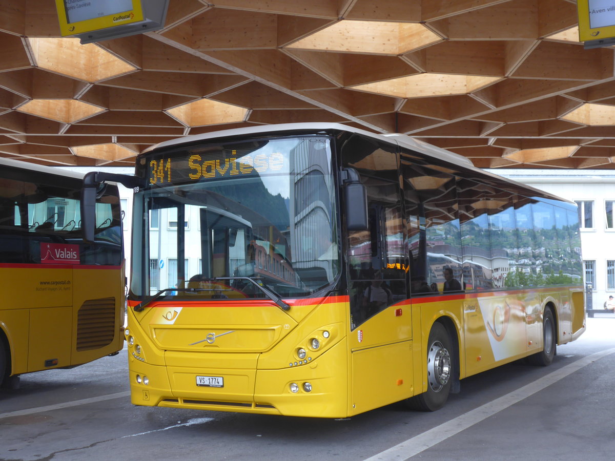 (184'066) - TRD, Savise - VS 1774 - Volvo am 24. August 2017 beim Bahnhof Sion