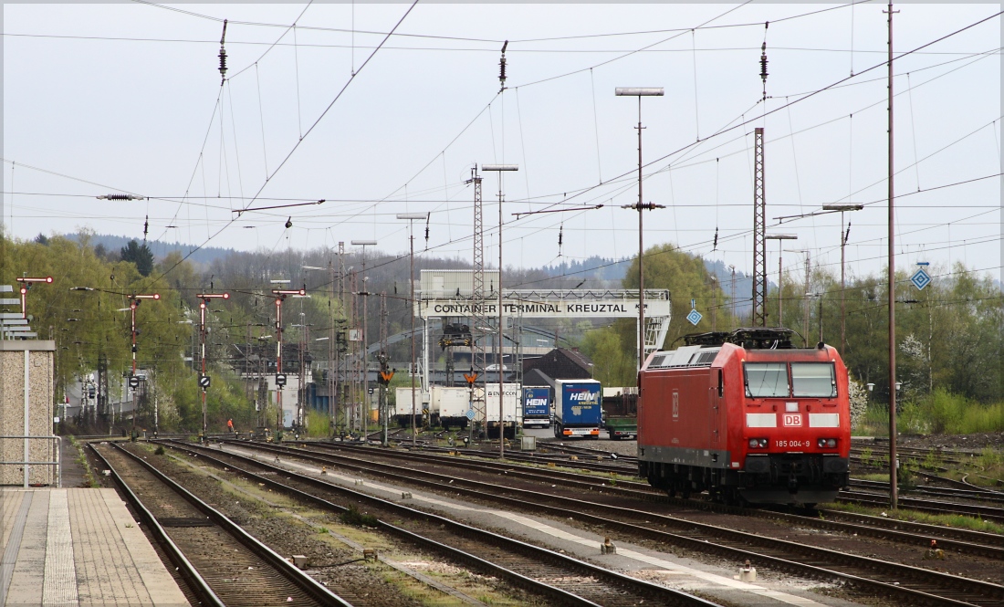 185 004 abgestellt am 09.04.14 in Kreuztal. Es ist nur noch eine Frage der Zeit bis die Formsignale  entfernt  werden...die ersten neuen Signale wurden schon aufgestellt bzw. liegen bereit.