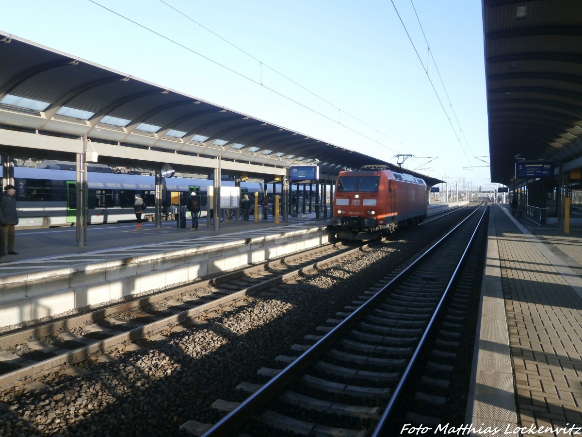 185 046-0 beim Durchfahren des Bitterfelder Bahnhofs am 28.2.15