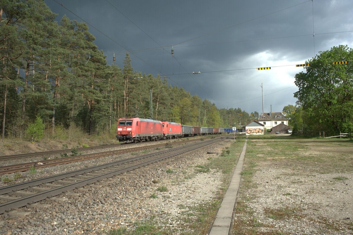 185 064-3 + 185 372 mit Ea Wagenzug in Ochenbruck. 18.04.24