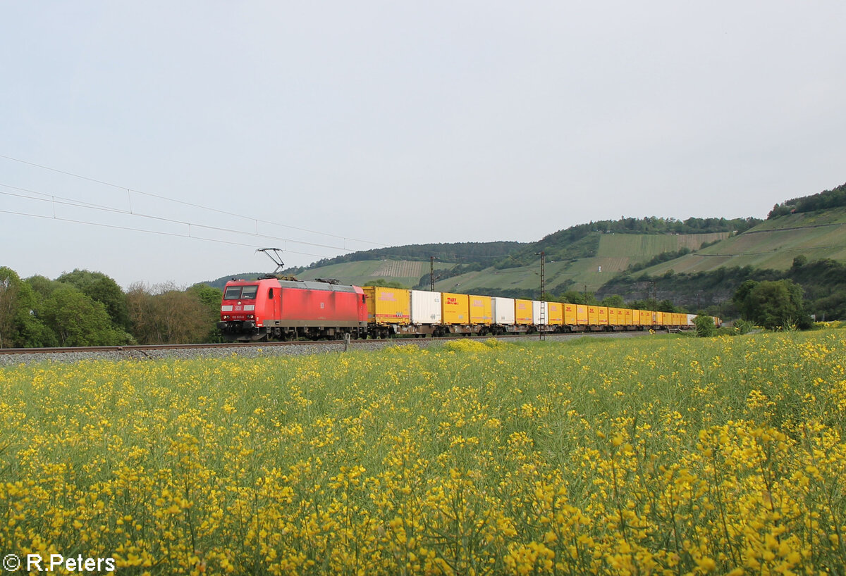 185 065-0 mit einem DHL Containerzug bei Himmelstadt. 11.05.24