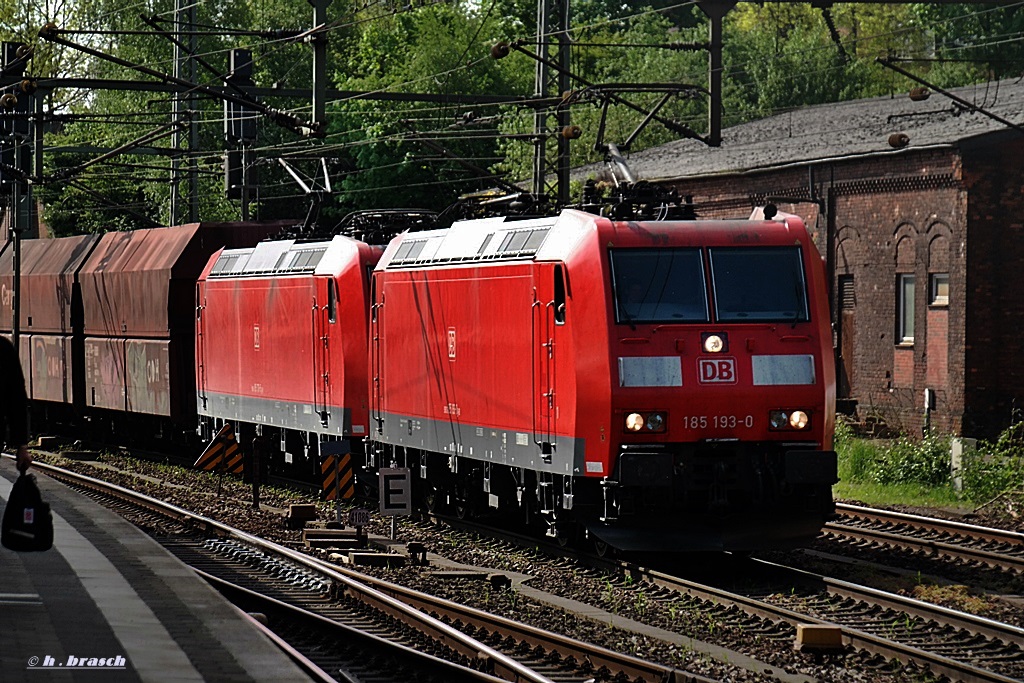 185 093-0 zog mit einer schwesterlok einen kohlezug durch hh-harburg,datum 29.04.14