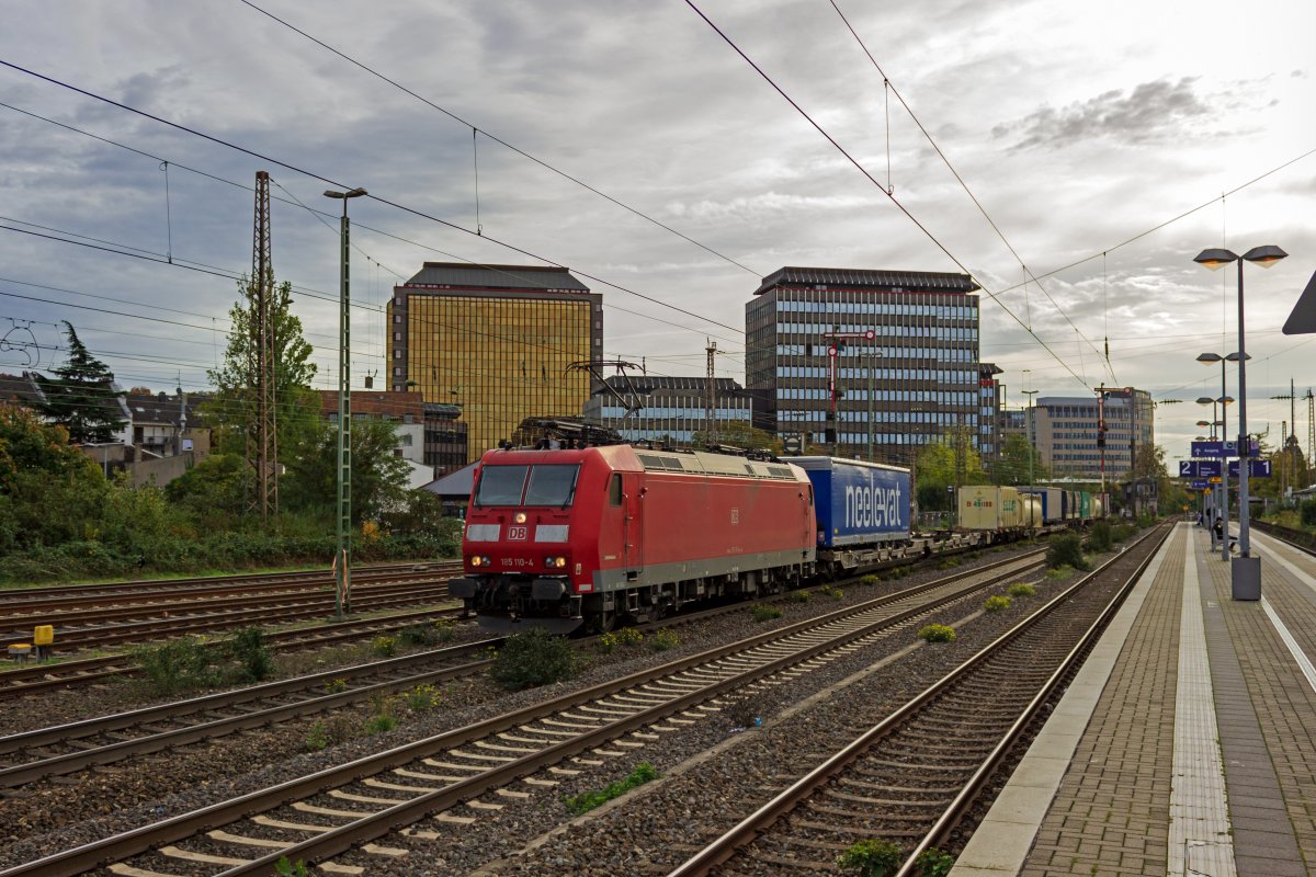 185 110 passiert am 27.10.22 mit einem Zug des Kombinierten Verkehrs die Formsignale im Bahnhof Dsseldorf-Rath.