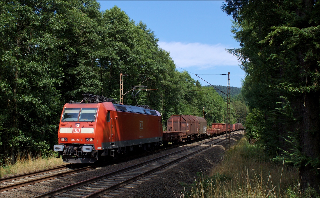 185 128 mit gemischtem Güterzug am 02.08.14 bei Littfeld