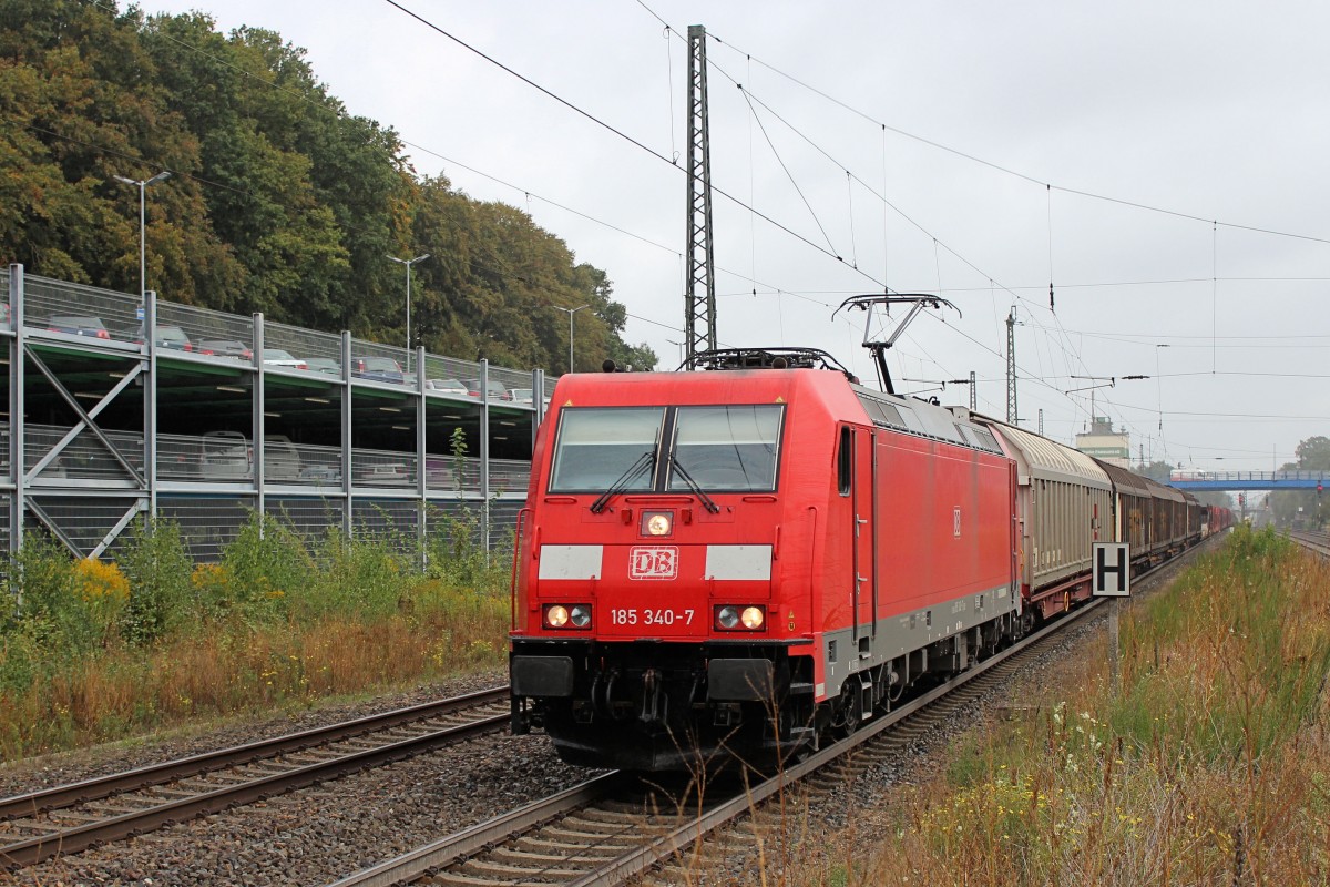 185 158-3 mit einen  Gemischten  am Haken fährt am 09.09.2014 durch den Bf Tostedt.