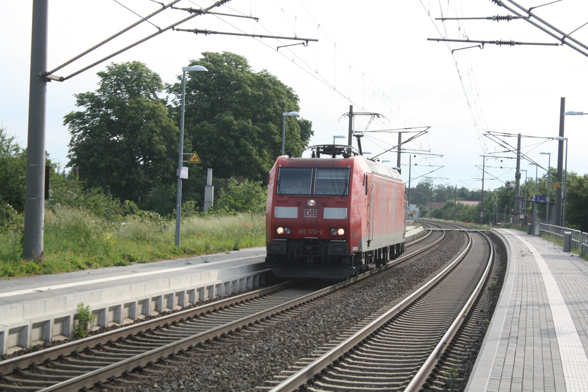 185 173 bei der Durchfahrt in Zberitz am 9.6.21