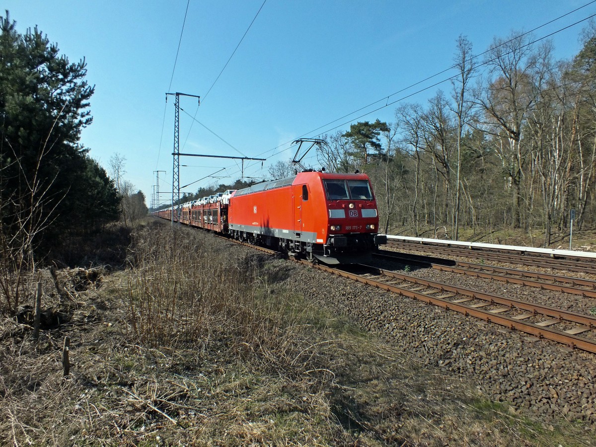 185 175 fhrt hier am 30.3.14 bei Friedrichshagen mit einer schier endlosen Schlange an fabrikneuen Autos in Richtung Frankfurt.