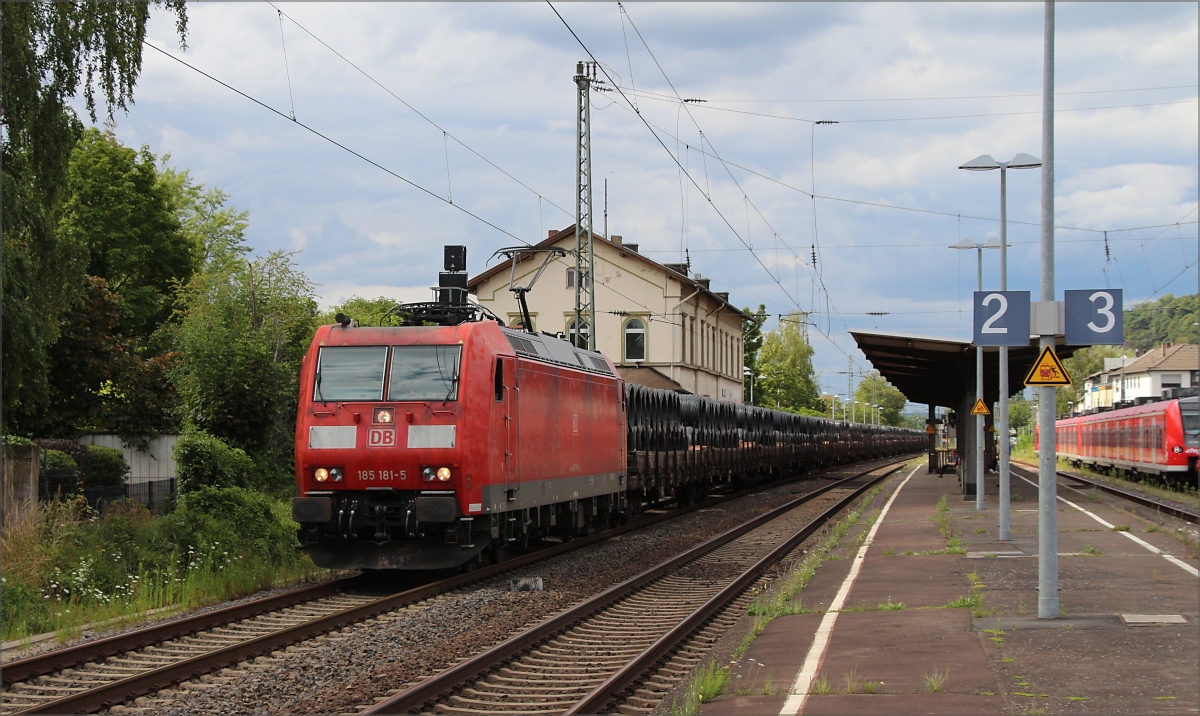 185 181 mit vielen Drahtrollen im Gepäck am 25.07.2020 in Bad Hönningen 