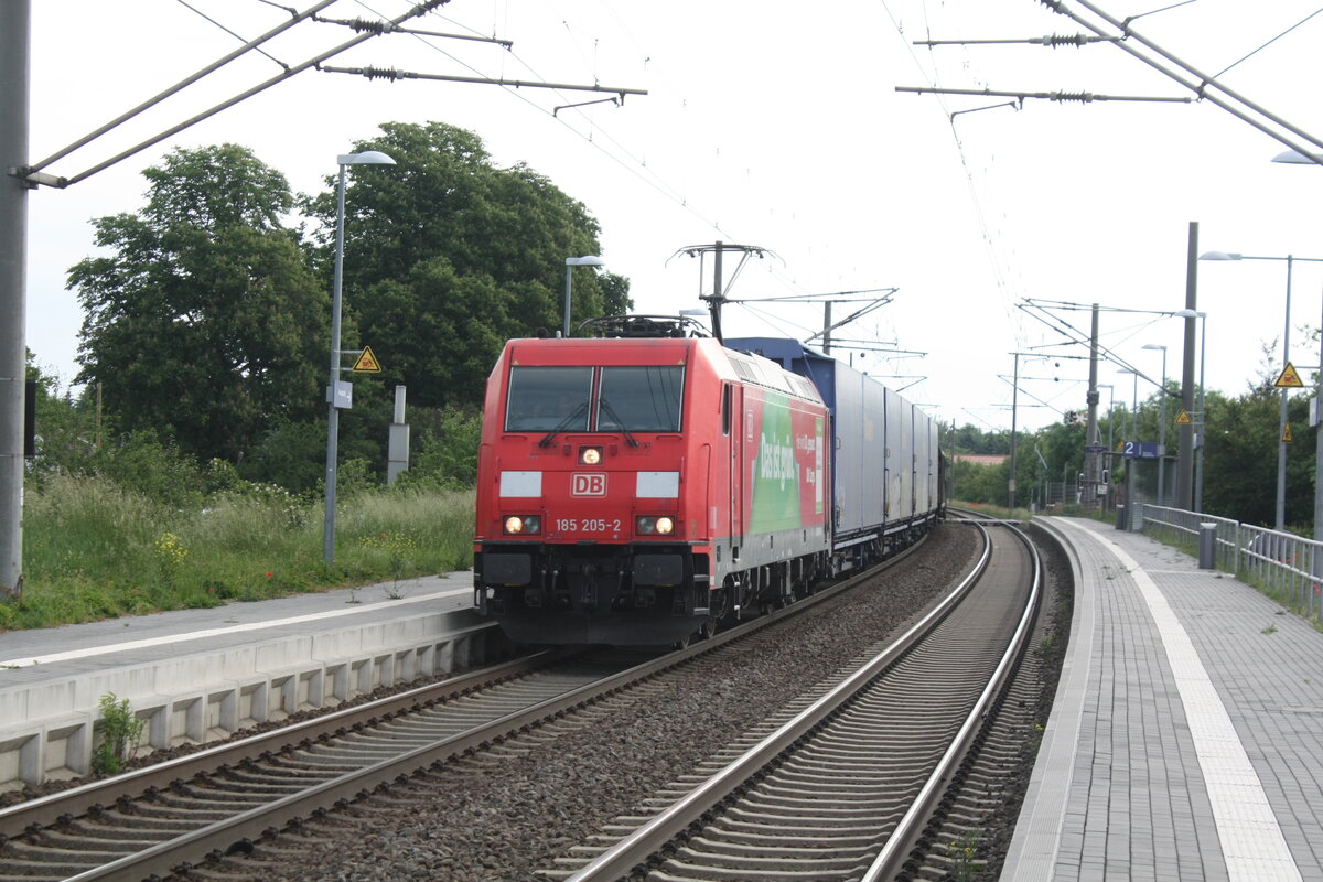 185 205 mit einem Gterzug bei der Durchfahrt in Zberitz am 9.6.21