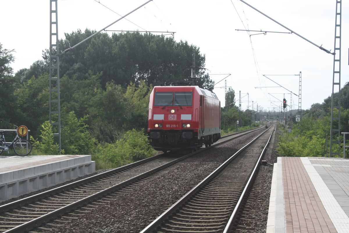 185 215 bei der Durchfahrt im Bahnhof Delitzsch ob Bf am 23.9.21