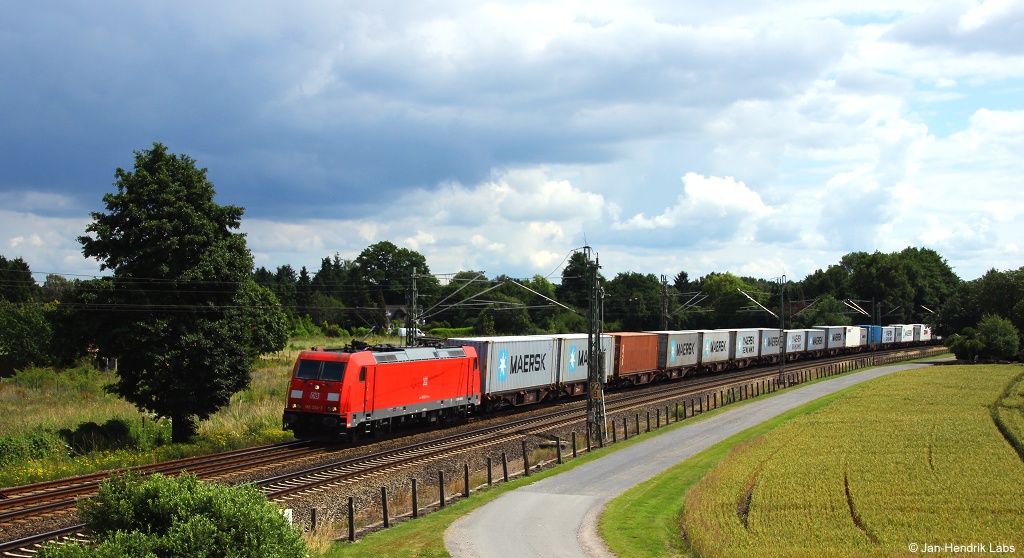 185 224-3 fuhr am 1.7.14 mit einem bunten Containerzug bei Langwedel durch die Landschaft.