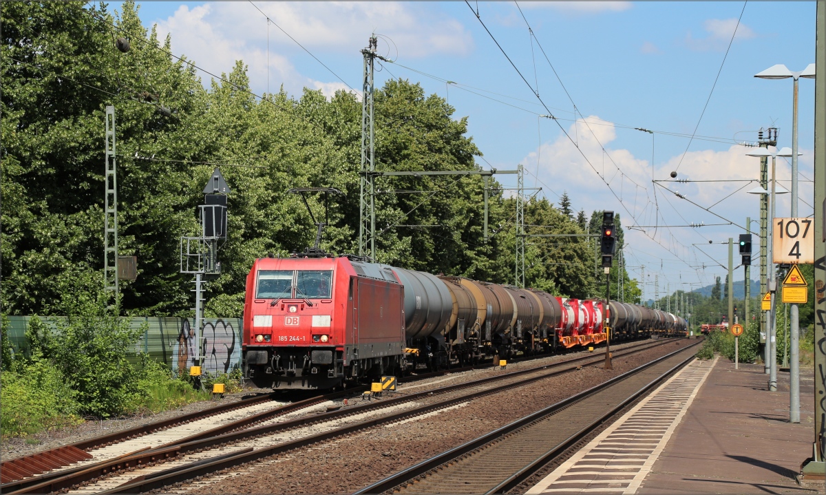 185 244 mit einem gemischtem Güterzug musste am 27.06.19 in Unkel für eine Weile aufs Ausweichgleis. 