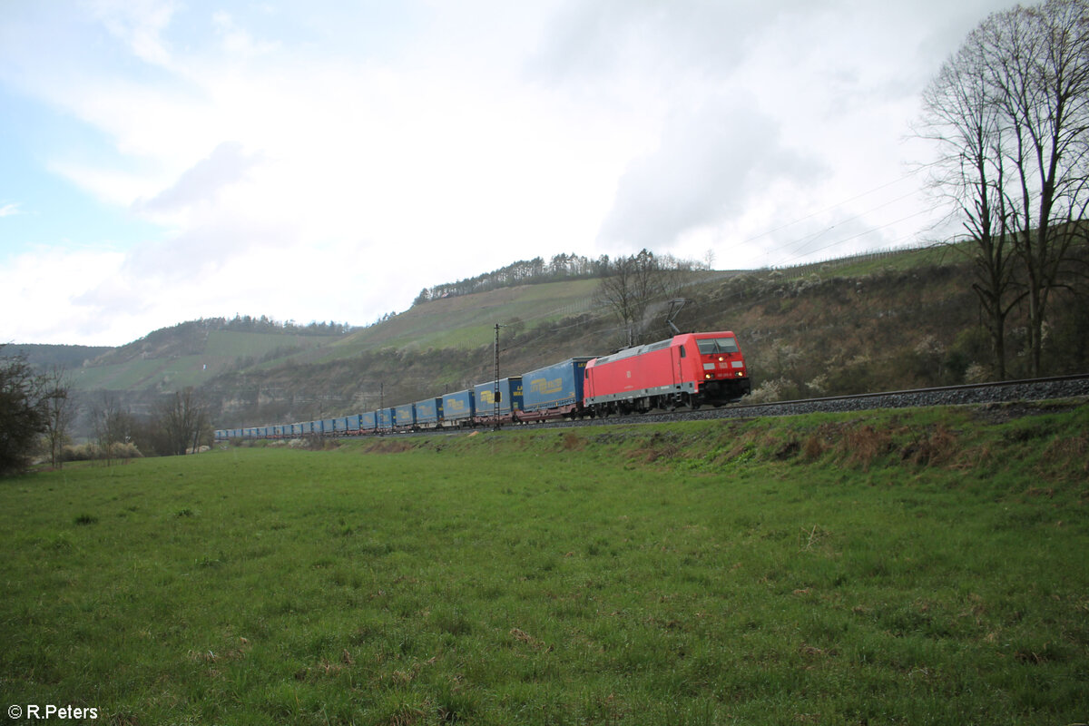 185 265-6 zieht mit einem LKW-Walter bei Himmelstadt gen Süden. 28.03.24