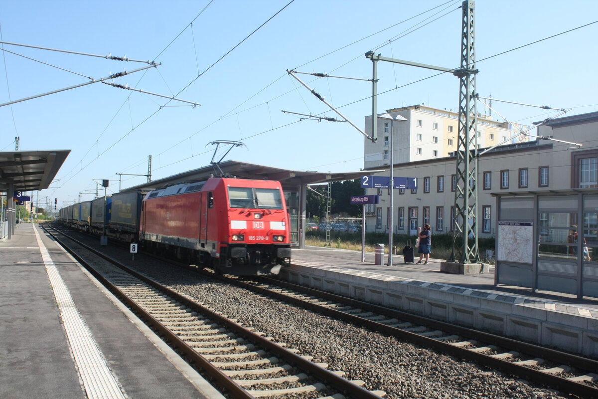 185 278 mit einen Gterzug bei der Durchfahrt im Bahnhof Merseburg Hbf am 14.8.21