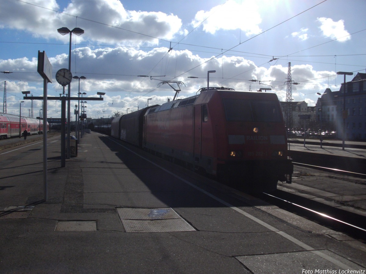 185 282-1 beim Halten im Bahnhof Halle Saale Hbf am 14.2.14