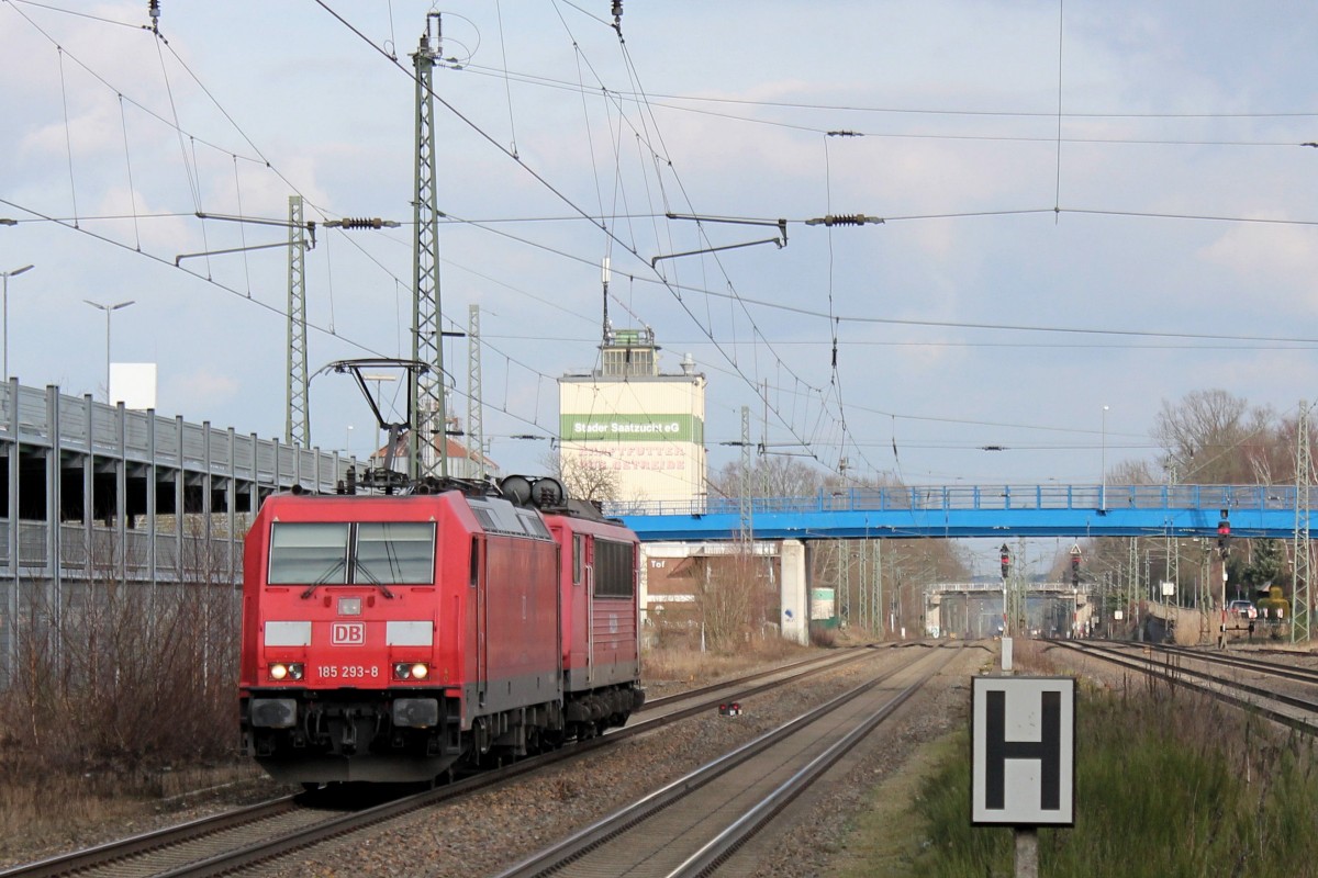 185 293-8 kommt von Rostock - Seehafen und hat 155 252-0 im Schlepp, die nach Köln-Kalk zur Firma Bender überführt wird (die Stromabnehmer fehlen schon). Tostedt den 27.02.2016