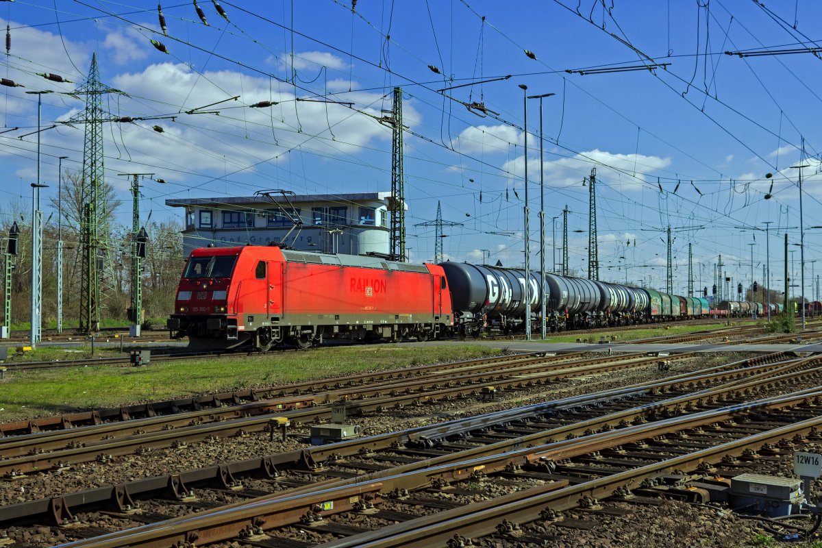 185 302 verlsst am 05.04.2023 den Rangierbahnhof Gremberg in Richtung Kln-Mlheim.