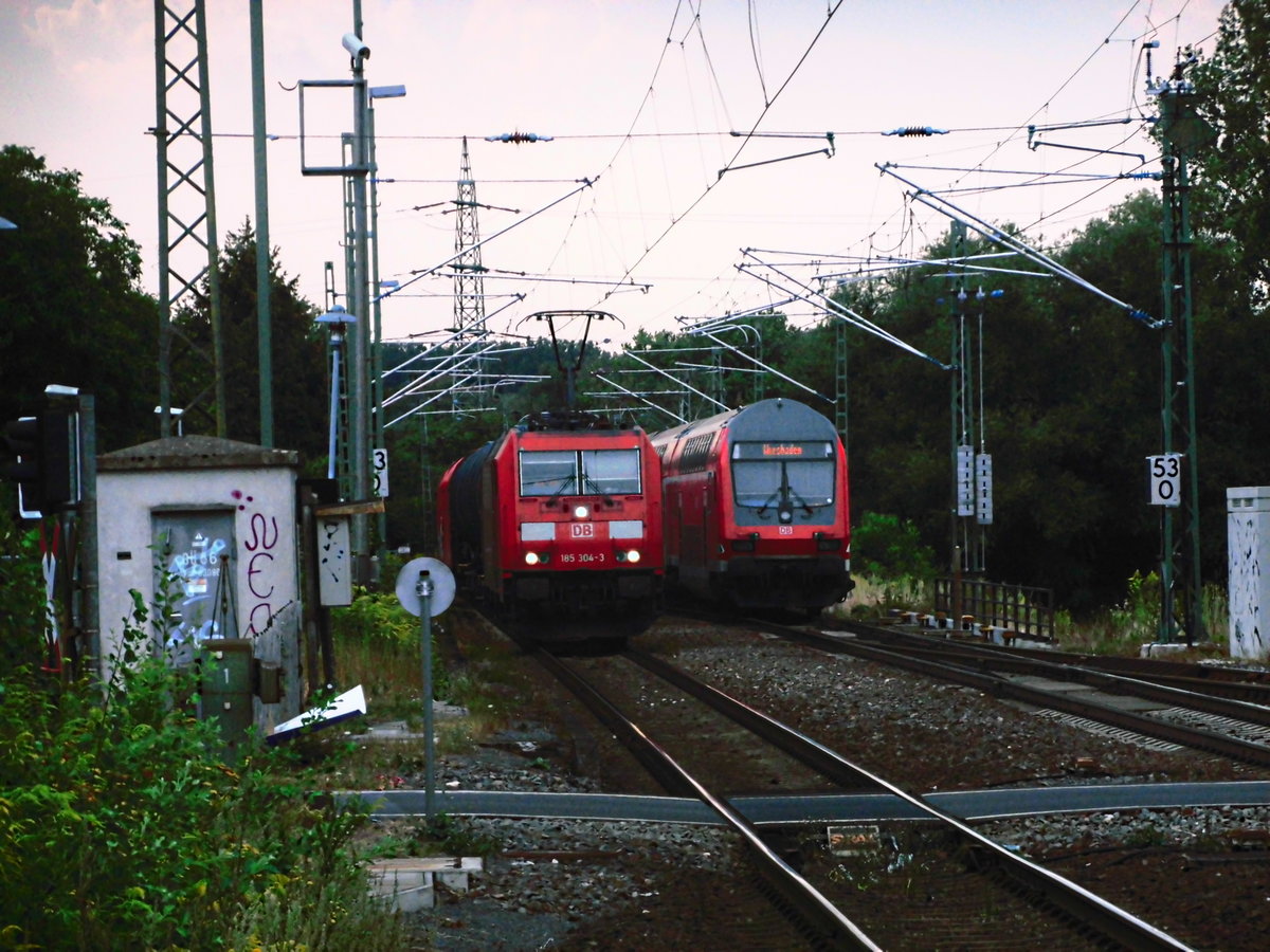 185 304 mit einem Gterzug kurz vor dem Bahnhof Dieburg am 7.8.18