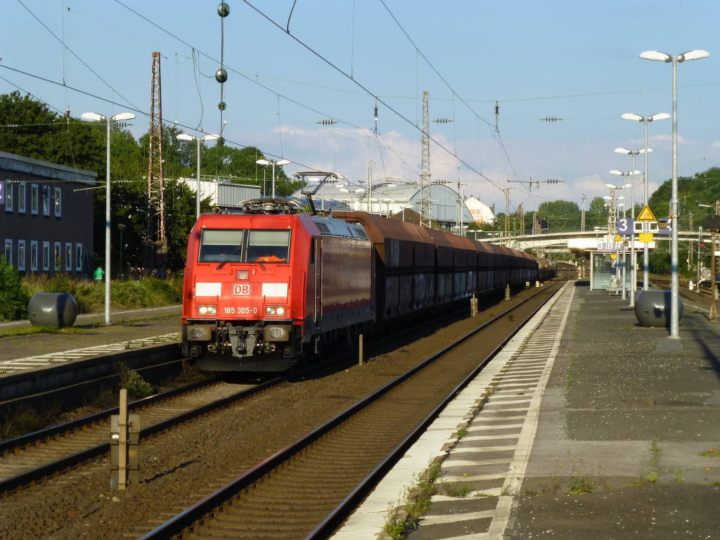 185 305 mit einem Durchgangsgüterzug in Oberbarmen, 10.9.15