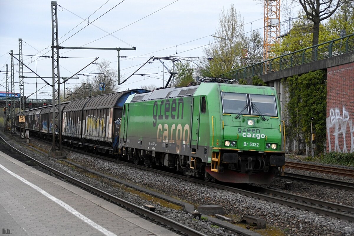 185 332 von green cargo fuhr mit einen mischer durch hh-harburg,21.04.22