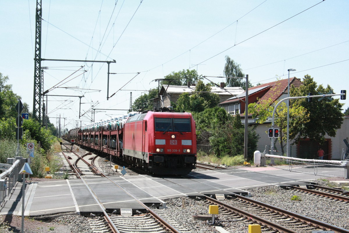 185 339 mit einen Gterzug bei der durchfahrt in Niemberg am 30.7.20