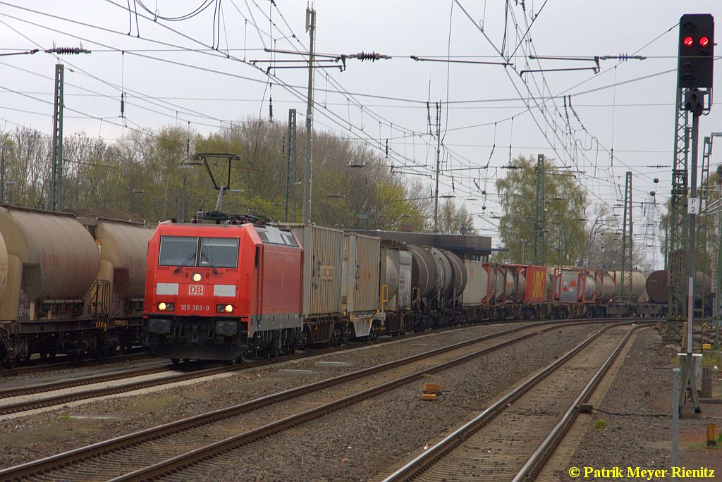 185 363 mit Güterzug aus Maschen bei EInfahrt in Stade Gbf. am 23.04.2015