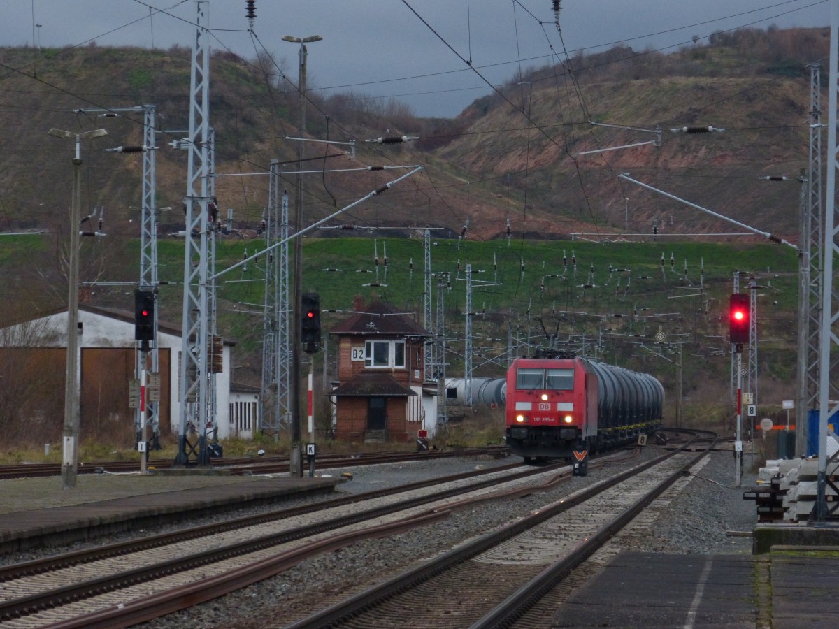 185 365-4 kommt mit ihrem kesselzug um die Ecke. Bleicherode Ost 22.12.2013