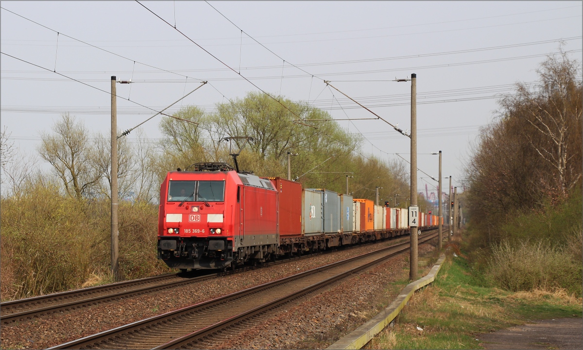 185 369 mit Güterzug am 01.04.17 in Hamburg Moorburg. Gruß zurück!