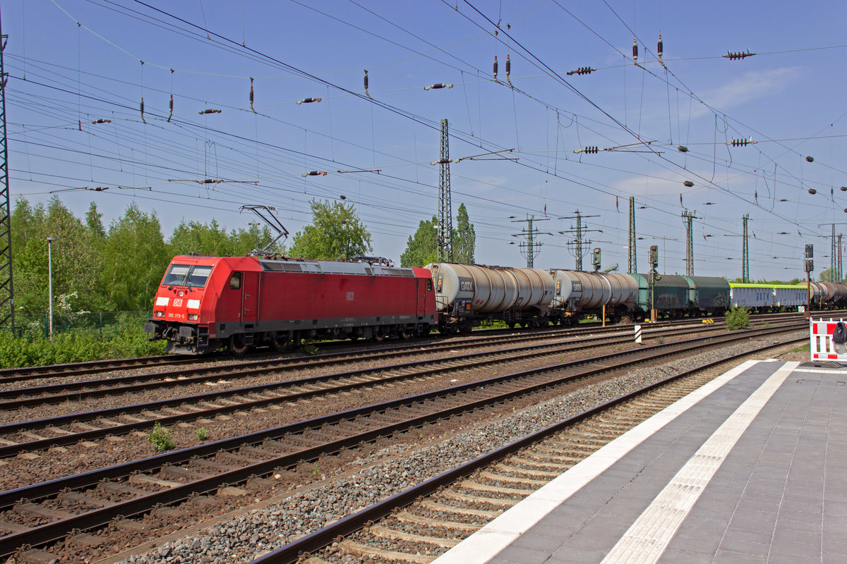 185 379 hatte einen gemischten Gterzug am Haken, als sie am Mittag des 24.04.19 durch Hamm fuhr.