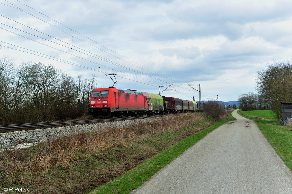 185 398-5 mit einem gemischten Gterzug bei Plling. 17.03.24