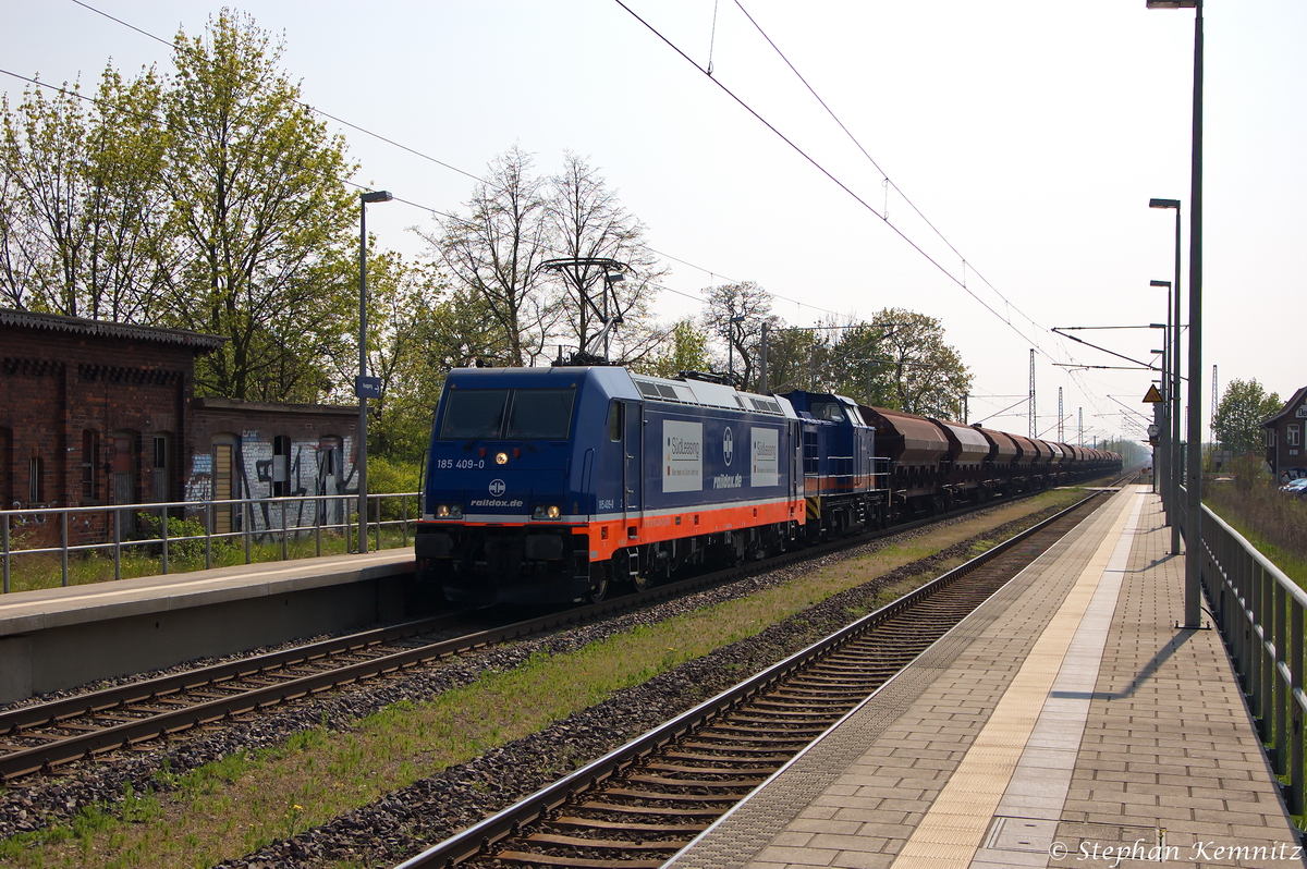 185 409-0 Raildox GmbH & Co. KG mit der Wagenlok 293 002-2 und einem Düngerzug in Demker und fuhr in Richtung Stendal weiter. Die Raildox V100 wurde dann in Stendal aus dem Zug genommen und in Stendal abgestellt. 19.04.2014 