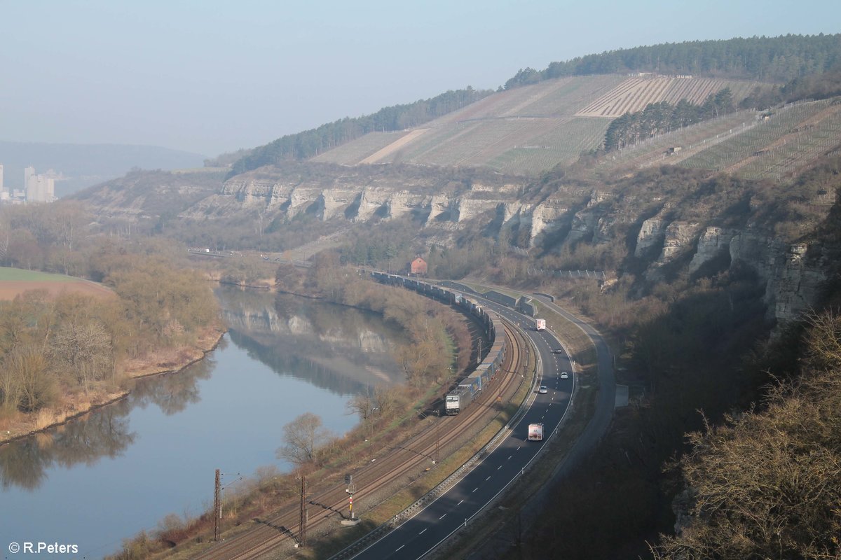 185 418-3 zieht Wechselpritschen LKW-Walter von Wanne-Eickel nach Wien zwischen Karlstadt und Himmelstadt. 16.03.17