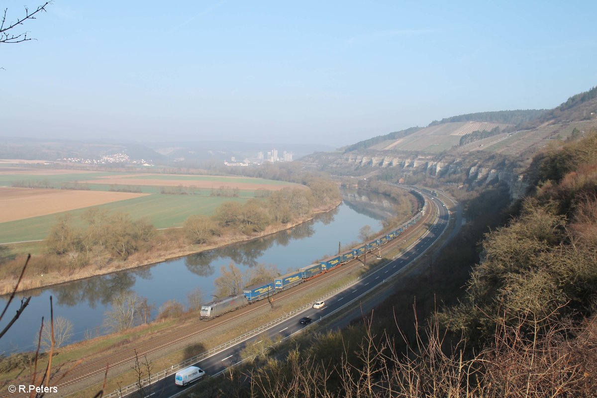 185 418-3 zieht Wechselpritschen LKW-Walter von Wanne-Eickel nach Wien zwischen Karlstadt und Himmelstadt. 16.03.17