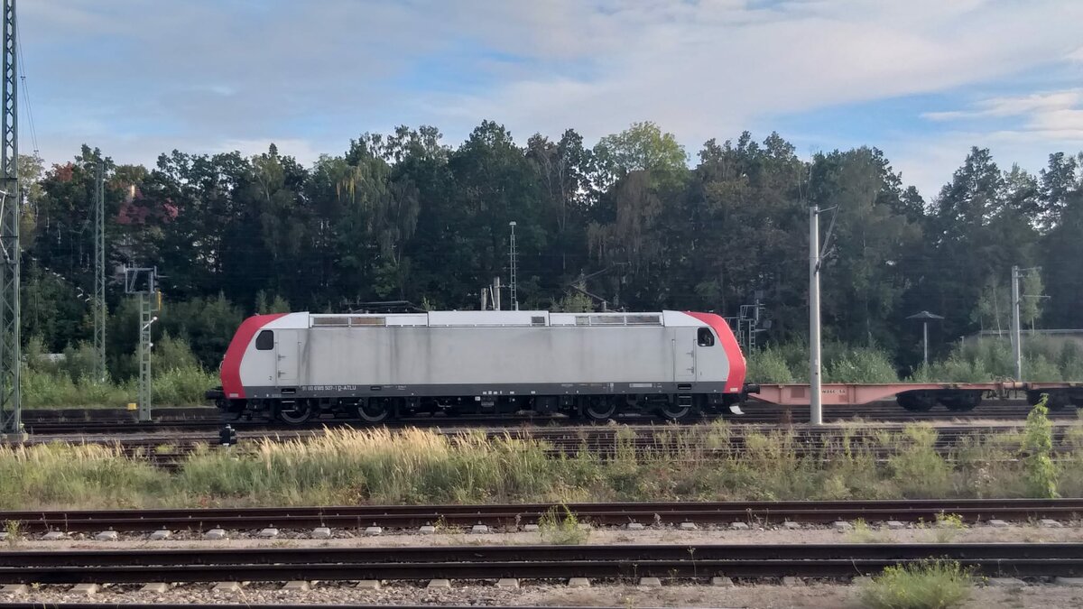 185 507-1 ex CFL mit einem Containerzug in Glauchaau. 03.10.23