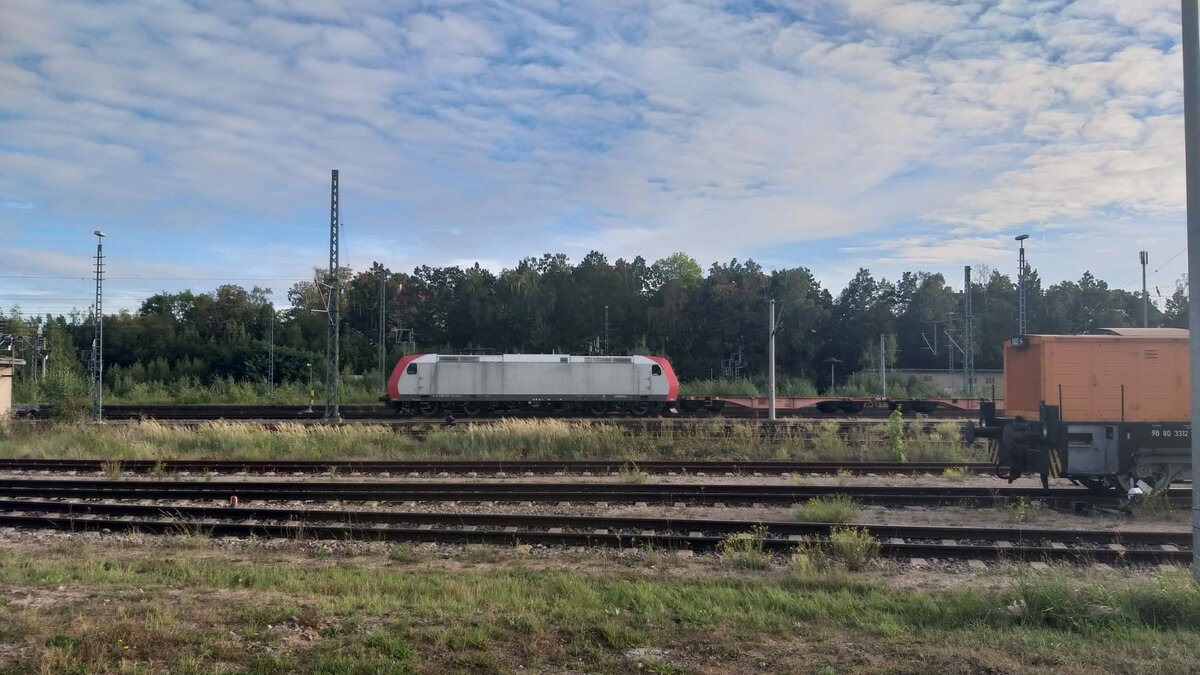 185 507-1 ex CFL mit einem Containerzug in Glauchaau. 03.10.23