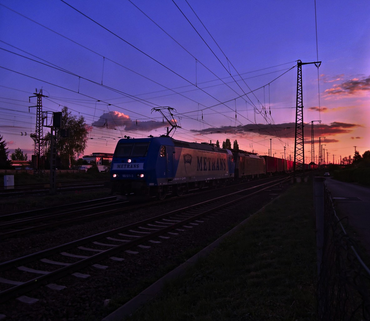 185 511-3 fuhr am 16.04.2014 mit ES 64 F4-453 im Richtung Magdeburg aus Halle raus.