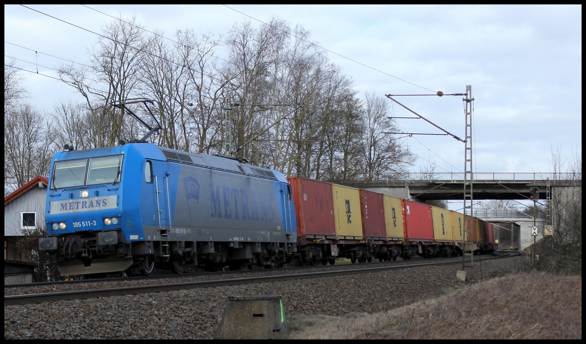 185 511 von Metrans mit Containerzug am 26.02.15 bei Kerzell