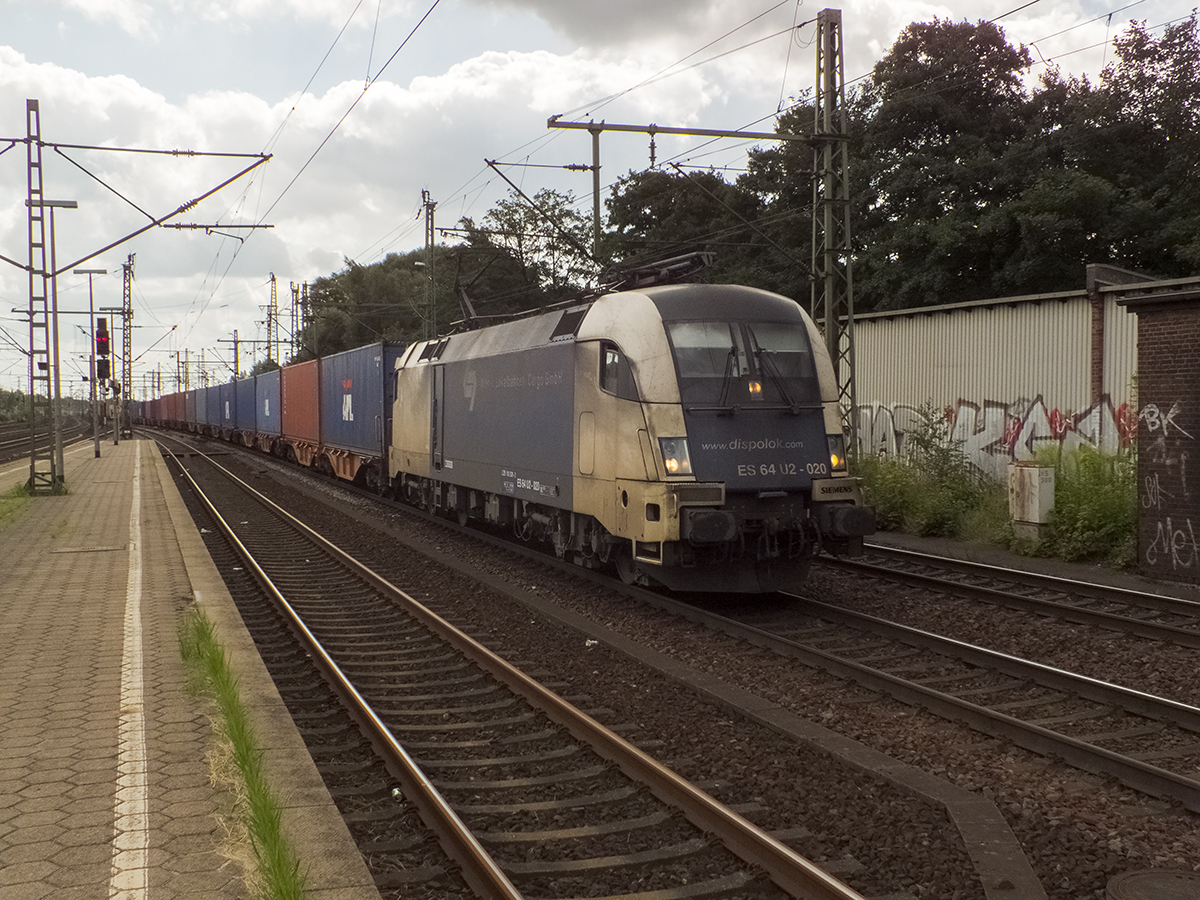 185 520 der Wiener Lokalbahn durchfährt am 11.08.14 mit einem Containerzug Hamburg-Harburg.