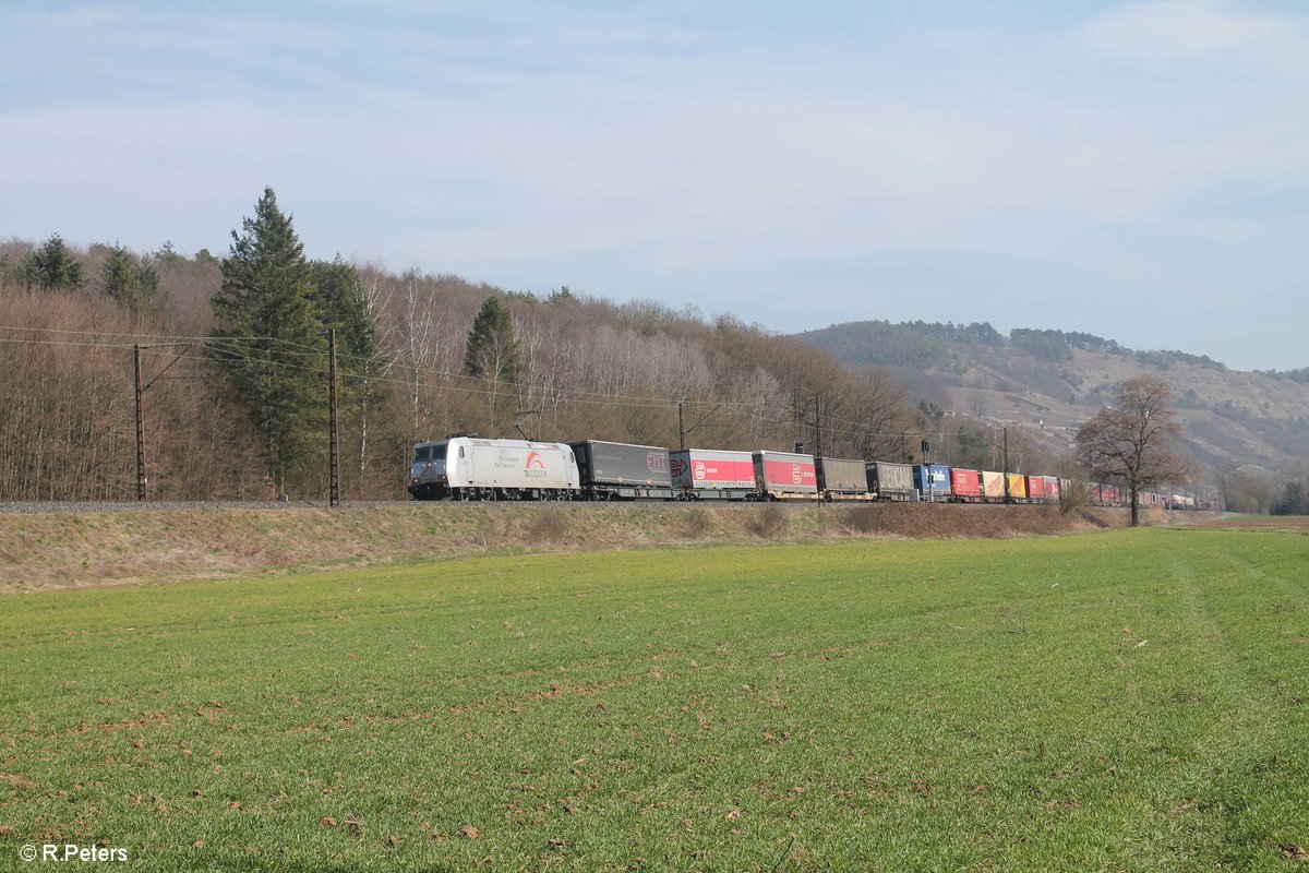 185 531-1  Renate  zieht bei Harbach ein Wechselpritschenzug durchs Maintal. 16.03.17