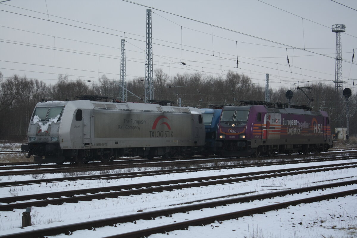 185 531 der TXLogistik und 186 383 der HSL abgestellt am DB Werk in Rostock Seehafen am 27.12.21